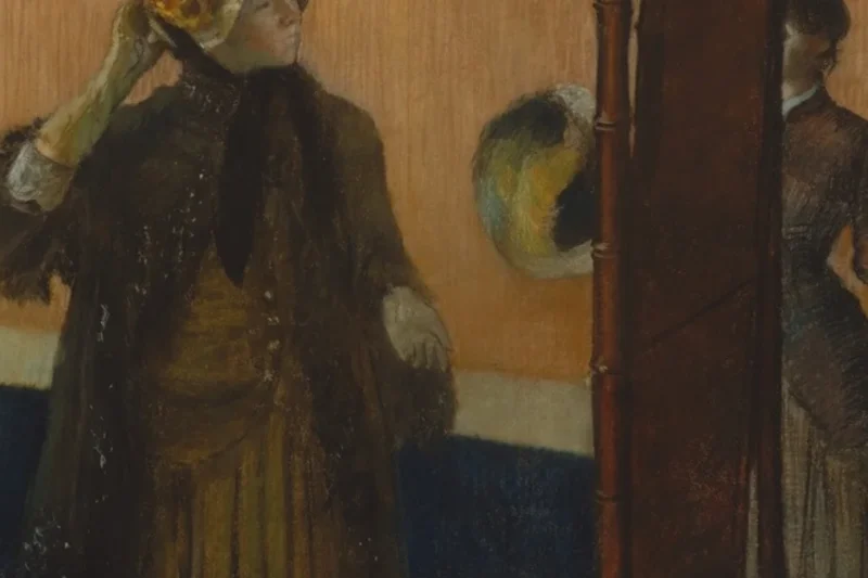 Tranh At the Milliner's (Edgar Degas, 1882) cảnh người phụ nữ thử mũ ở cửa hàng, minh họa chủ đề thuế hồng pink tax