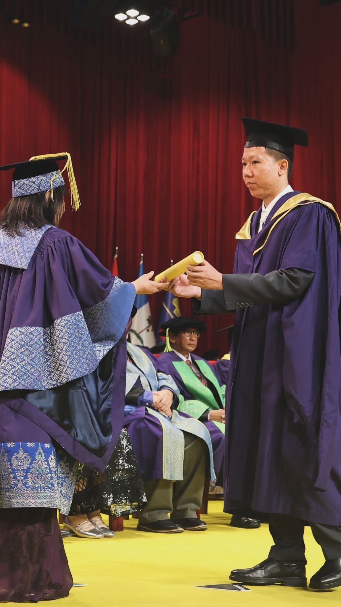 Dy Khoa menerima ijazah Sarjana Komunikasi Sains dan Penglibatan Awam di Universiti Malaya