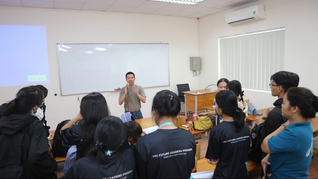 Dy Khoa huấn luyện kỹ năng thuyết trình cho sinh viên YFC Future Leaders Program 2024