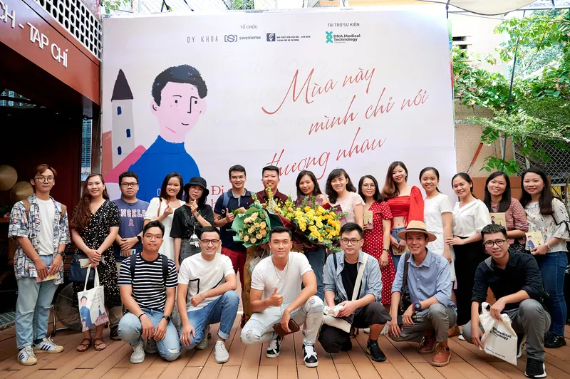 Bạn đọc và khách mời chụp ảnh lưu niệm, TP.HCM