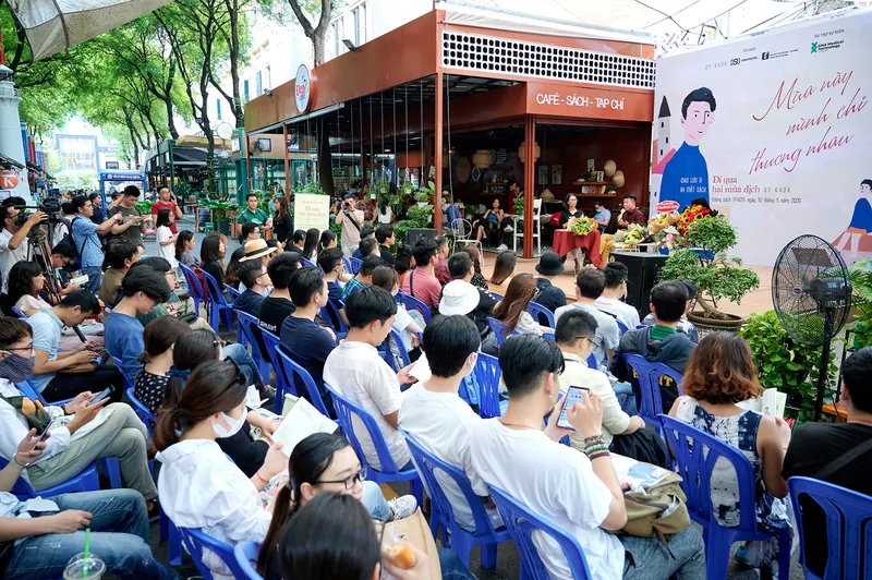Bạn đọc tại buổi giao lưu, ra mắt sách ở Đường sách TP.HCM, 30/5/2020