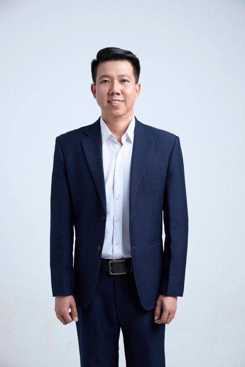 Potret Dy Khoa (Nguyen Hoang Anh Khoa) berpakaian sut biru tua
